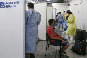 Foto Cecilia Fabiano/ LaPresse 
18 Agosto 2020 Roma   (Italia)
Cronaca
Covid 19: aeroporto di Ciampino, test molecolari con risposta immediata vengono effettuati sui passeggeri di ritorno dai paesi in emergenza sanitaria 
Nella foto: i box dove si effettuano i tamponi 
Photo Cecilia Fabiano/LaPresse
August 18, 2020  Rome  (Italy) 
News
Virus outbreak: at Ciampino Airport molecular tests where made on passengers from countries in emergency protocol 
In the pic: COVID-19 screenings