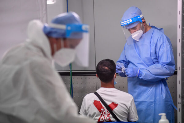 Foto Claudio Furlan – LaPresse 
20 Agosto 2020 Malpensa (Italia) 
News
Cominciano oggi i tamponi ai viaggiatori in arrivo all’aereoporto Malpensa


Photo Claudio Furlan – LaPresse
20 August 2020 Malpensa (Italy) 
Tampons for travelers arriving at Malpensa airport begin today