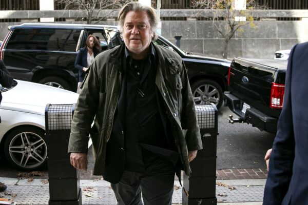 Steve Bannon rilasciato su cauzione: “Contro di me per fermare il muro con il Messico”