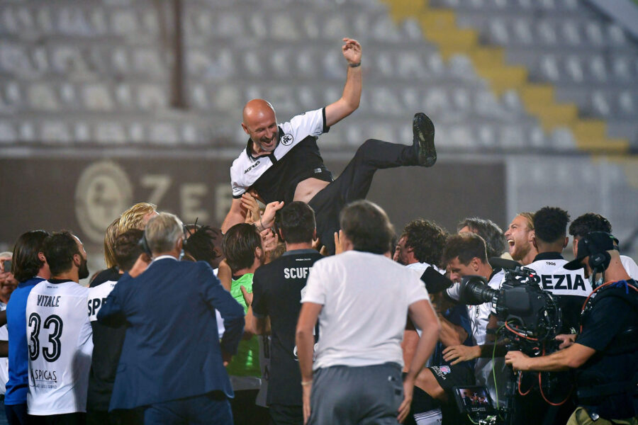 Foto LaPresse – Tano Pecoraro
20 Agosto 2020 La Spezia – (Italia)
Sport Calcio
Spezia vs Frosinone
Campionato di Calcio Serie BKT 2019/2020 – Stadio "Alberto Picco"
nella foto: festeggiamenti Spezia per la storica promozion, l’allenatore Vincenzo Italiano

Photo LaPresse – Tano Pecoraro
20 August 2020 City La Spezia – (Italy)
Sport Soccer
Spezia vs Frosinone
Italian Football Championship League BKT 2019/2020 – "Alberto Picco" Stadium
in the pic: celebrations Spezia players with coach Vincenzo Italiano