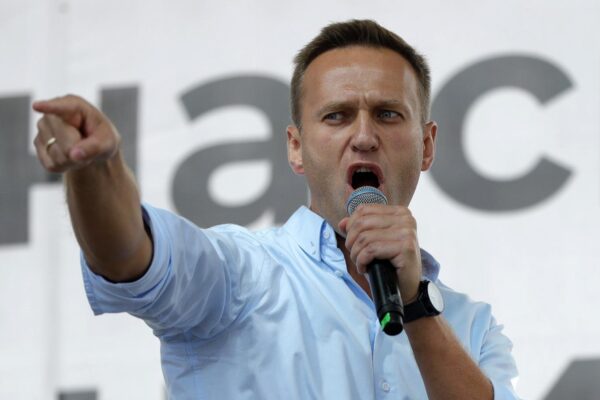 Navalny, atterrato in Germania l’oppositore in coma: “Condizioni stabili”