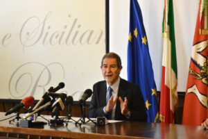 Migranti, il Tar sospende l’ordinanza di Musumeci: “Non dimostrato aggravamento del rischio sanitario”