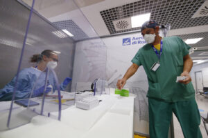 Foto Cecilia Fabiano/ LaPresse 
25 Agosto 2020  Roma (Italia) 
Cronaca : 
Aeroporto di Fiumicino , visita del presidente della Regione Lazio Nicola Zingaretti all’area dedicata ad i test rapidi 
Nella Foto: L’area covid dell’aeroporto Leonardo Da Vinci
Photo Cecilia Fabiano/LaPresse 
August 25 , 2020  Rome (Italy) 
News: 
Fiumicino international airport , visit of the Governor Nicola Zingaretti at the medica area for smart covid tests In the pic : The Covid area of the airport