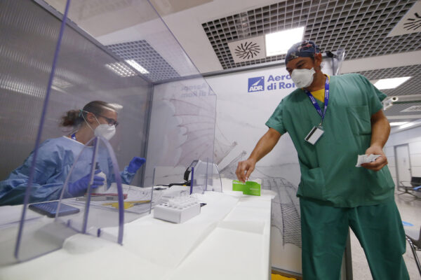 Foto Cecilia Fabiano/ LaPresse 
25 Agosto 2020  Roma (Italia) 
Cronaca : 
Aeroporto di Fiumicino , visita del presidente della Regione Lazio Nicola Zingaretti all’area dedicata ad i test rapidi 
Nella Foto: L’area covid dell’aeroporto Leonardo Da Vinci
Photo Cecilia Fabiano/LaPresse 
August 25 , 2020  Rome (Italy) 
News: 
Fiumicino international airport , visit of the Governor Nicola Zingaretti at the medica area for smart covid tests In the pic : The Covid area of the airport
