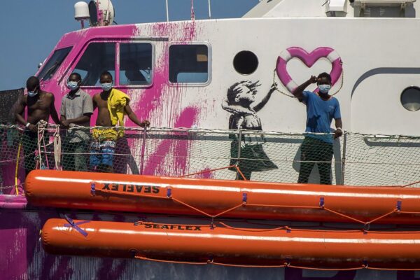 Mediterraneo, la nave di Banksy soccorsa dalla Guardia Costiera: trasbordati 49 migranti