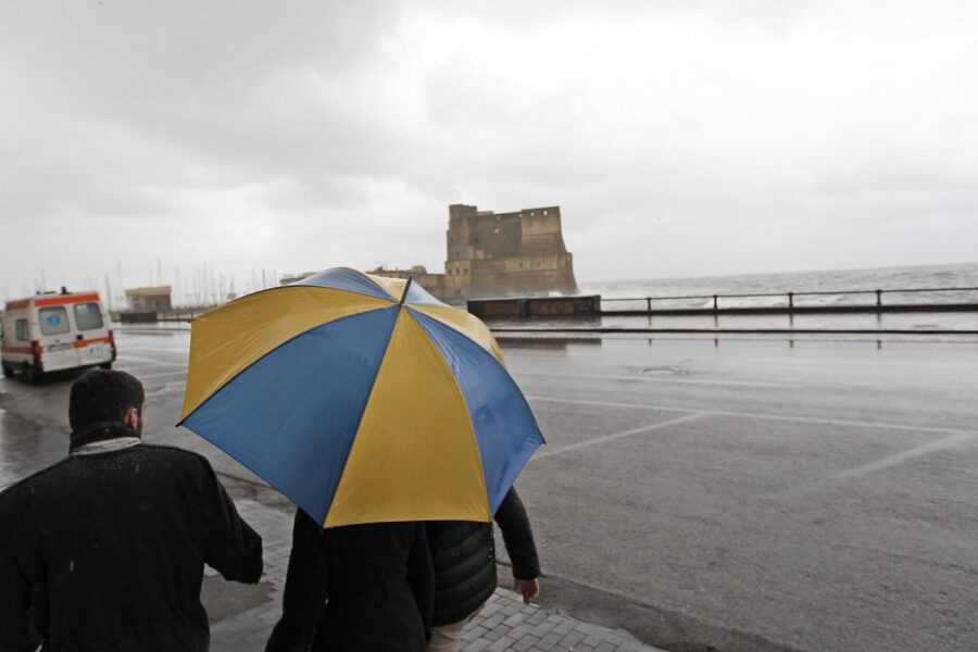 Foto LaPresse – Marco Cantile30/01/2015 Napoli, ItaliaCronacaMaltempo e mareggiata nel golfo di Napoli. Sospesi i collegamenti con le isole.Photo LaPresse – Marco Cantile01/30/2015 Naples, ItalyNewsBad weather and sea storm in the Bay of Naples. Suspended links with the islands.