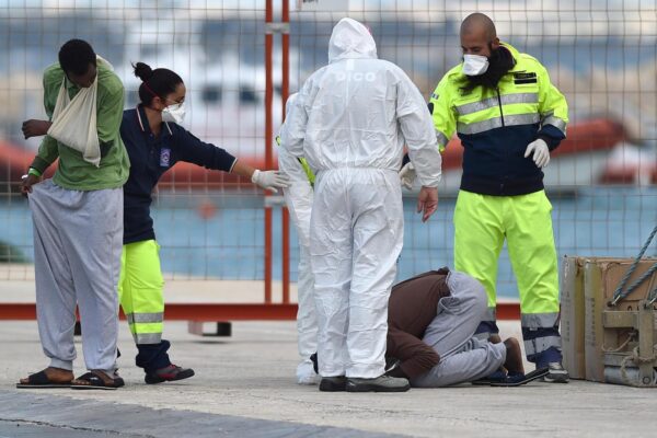 Foto LaPresse – Carmelo Imbesi
08/11/2017 Pozzallo (IT)
cronaca
Migranti – La nave Sea Watch 3 della ONG Sea-Watch con a bordo 58 migranti e il cadavere di un bimbo di due anni arriva al porto di Pozzallo in provincia di Ragusa
Nella foto:
un migrante appena sbarcato bacia la banchina del porto di Pozzallo
Photo LaPresse – Carmelo Imbesi
08/11/2017 Pozzallo (IT)
news
Migrants – The NGO ship Sea Watch 3 with 58 migrants and the dead body of a two year old child arrives at the port of Pozzallo in the province of Ragusa Sicily
In the pic:
a migrant kisses the dock at Pozzallo’s harbor Foto LaPresse – Carmelo Imbesi
08/11/2017 Pozzallo (IT)
cronaca
Migranti – La nave Sea Watch 3 della ONG Sea-Watch con a bordo 58 migranti e il cadavere di un bimbo di due anni arriva al porto di Pozzallo in provincia di Ragusa
Nella foto:
un migrante appena sbarcato bacia la banchina del porto di Pozzallo
Photo LaPresse – Carmelo Imbesi
08/11/2017 Pozzallo (IT)
news
Migrants – The NGO ship Sea Watch 3 with 58 migrants and the dead body of a two year old child arrives at the port of Pozzallo in the province of Ragusa Sicily
In the pic:
a migrant kisses the dock at Pozzallo’s harbor