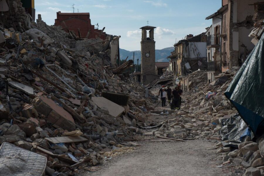 Foto Mario Sabatini/ LaPresse
7-09-2016 Amatrice (RI) ItaliaCronaca
Il campo di accoglienza per i terremotati di Amatrice
Nella foto: uomini al lavoro tra le rovine di AmatricePhoto Mario Sabatini/ LaPresse
7-09-2016 Amatrice (RI) ItalyNewsRefugee camp in Amatrice
In the pic: man at work through the ruins of Amatrice