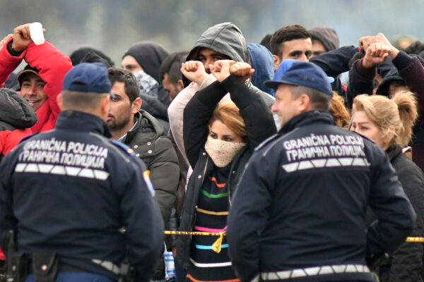 La sinistra peggio di Salvini, nega il diritto di asilo e se ne vanta