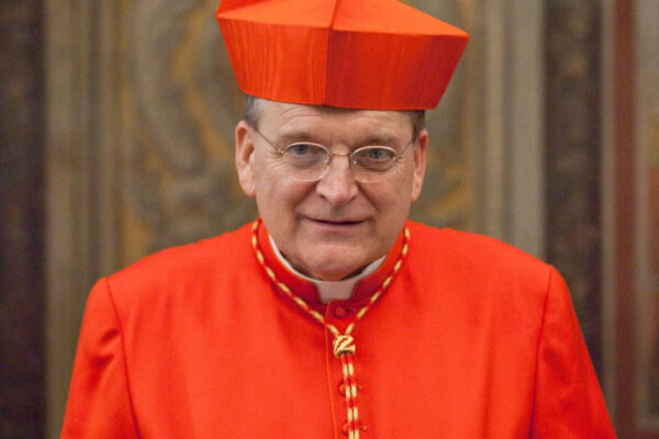 Burke, il cardinale che fa la guerra a Francesco: con i ricchi e contro le donne ora scomunica anche Biden