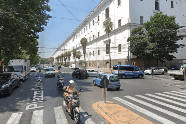 Dramma a Napoli, due ragazzine travolte mentre attraversano strada: Maya muore a 15 anni