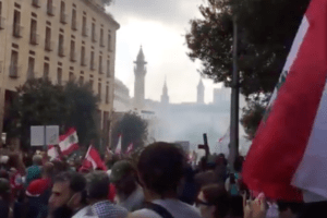 Rivoluzione a Beirut, irruzione nei Ministeri: “Dimettetevi”. Morto poliziotto, oltre 100 feriti