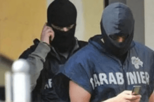 “C’è un latitante”, blitz dei finti carabinieri. Terrore nel B&B: clienti sequestrati