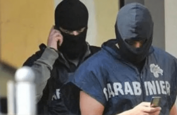 “C’è un latitante”, blitz dei finti carabinieri. Terrore nel B&B: clienti sequestrati