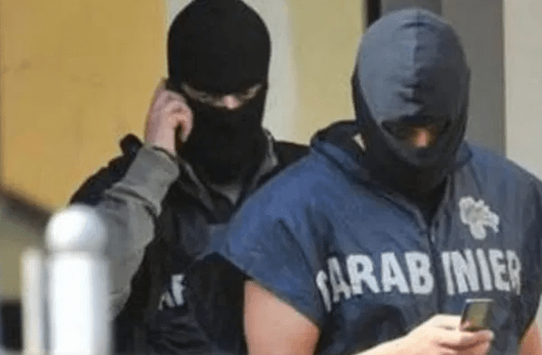 “C’è un latitante”, blitz dei finti carabinieri. Terrore nel B&B: clienti sequestrati “C’è un latitante”, blitz dei finti carabinieri. Terrore nel B&B: clienti sequestrati