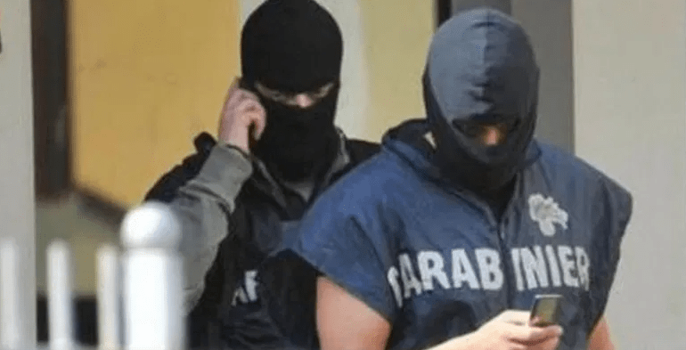“C’è un latitante”, blitz dei finti carabinieri. Terrore nel B&B: clienti sequestrati