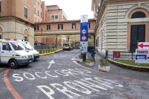 Nonno pulisce pistola e parte colpo, nipotino di 7 anni colpito alla testa: “Morte cerebrale”