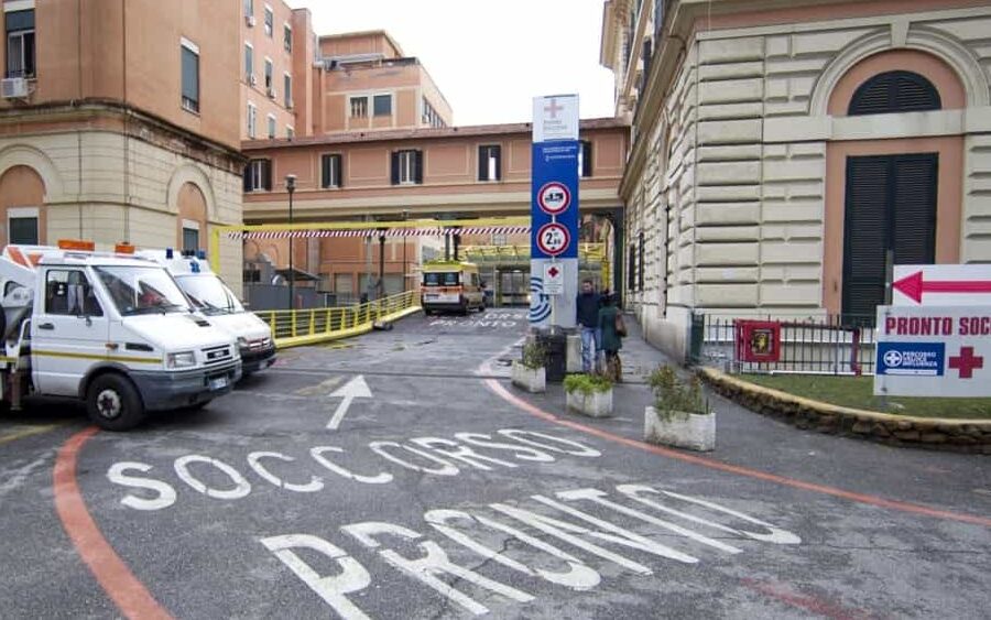 Nonno pulisce pistola e parte colpo, nipotino di 7 anni colpito alla testa: “Morte cerebrale”