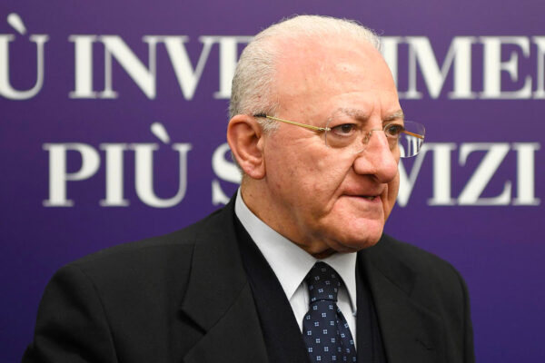 Inizia la campagna elettorale, fedelissimi di De Luca nel mirino dei Pm