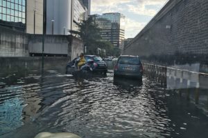 Nubifragio su Napoli, strade allagate e fango: auto bloccate nel sottopasso