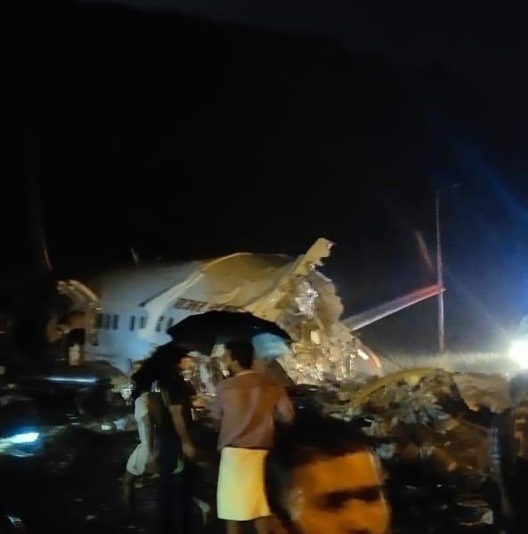 Aereo finisce fuori pista e si spezza in due: 14 morti e 123 feriti, a bordo anche dieci bambini