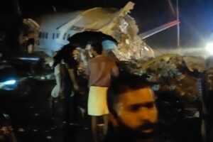 Aereo finisce fuori pista e si spezza in due: 14 morti e 123 feriti, a bordo anche dieci bambini