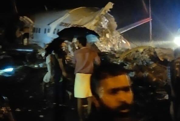 Aereo finisce fuori pista e si spezza in due: 14 morti e 123 feriti, a bordo anche dieci bambini