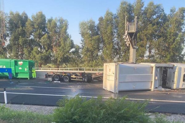 Caserta, camion si ribalta sulla A1: un ferito
