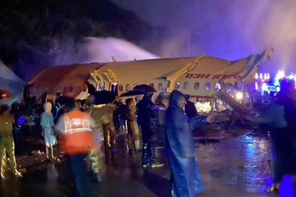 Aereo precipita in Kerala con a bordo 191 persone: il panico subito dopo lo schianto
