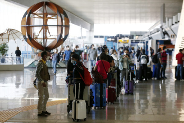 Boom di disdette, lo sfogo dei tour operator: “Ci prendono in giro, più contagi e assembramenti in Italia che in Grecia”