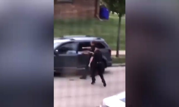 Poliziotti sparano a bruciapelo ad afroamericano: Usa sull’orlo di nuove proteste