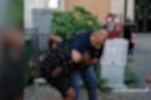 Vicenza, poliziotto blocca per il collo giovane cubano: il video e le polemiche