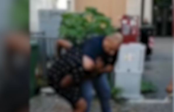 Vicenza, poliziotto blocca per il collo giovane cubano: il video e le polemiche