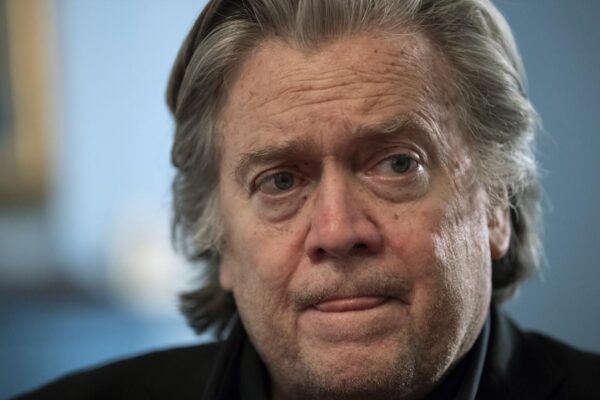 Steve Bannon arrestato, tutte le accuse contro l’ex braccio destro di Trump