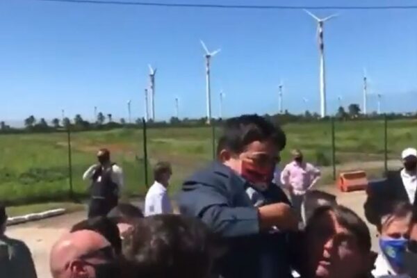 Bolsonaro, nuova incredibile gaffe: scambia un uomo affetto da nanismo per un bambino e lo prende in braccio