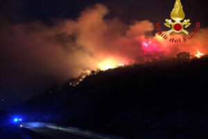 Sardegna, grave incendio a Budoni: 250 famiglie evacuate