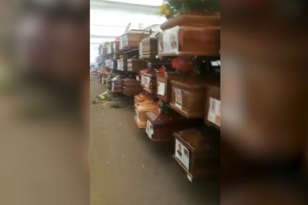Cimitero di Palermo, più di 500 bare ammassate nei capannoni: “I nostri cari come spazzatura”