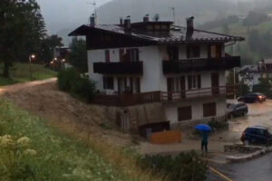 Maltempo, bomba d’acqua a Cortina e le strade diventano fiumi: il video