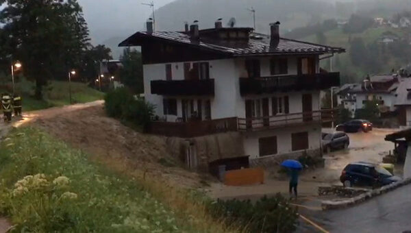Maltempo, bomba d’acqua a Cortina e le strade diventano fiumi: il video