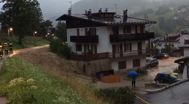 Maltempo, bomba d’acqua a Cortina e le strade diventano fiumi: il video