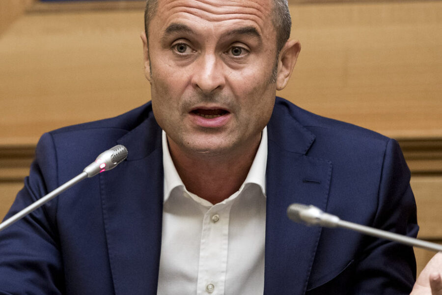 Azione ha il primo deputato, l’ex ministro Enrico Costa: “Né con il governo, né coi sovranisti, passo con Calenda”