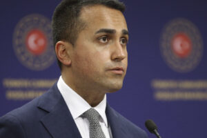 Di Maio taglia i costi della politica ma non i suoi…