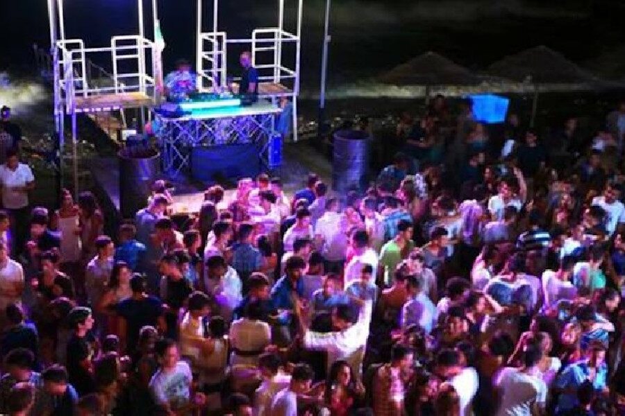 Invece di puntare il dito contro i giovani rendiamoli nostri complici