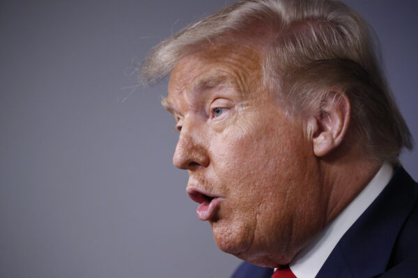 Trump nei guai, minaccia: “Se cado io, cade l’America”