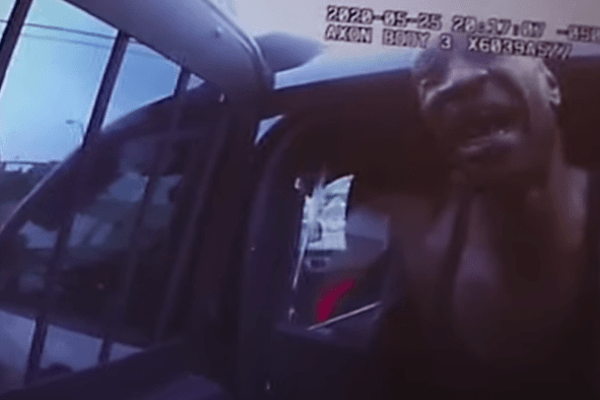 George Floyd, le agghiaccianti immagini del fermo: “Ti prego agente non spararmi”, poi l’escalation di violenza