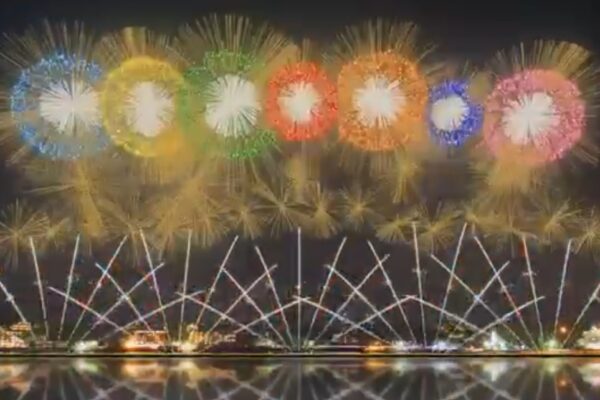 Olimpiadi Tokyo 2020, lo spettacolo dei fuochi della cerimonia di apertura sotto il Monte Fuji