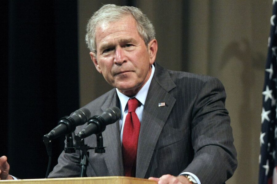 Dalla guerra contro lo straniero ai dipinti sui migranti: La redenzione del compagno Bush