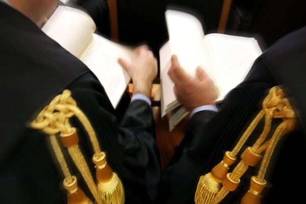 Diecimila avvocati per il sì alla separazione tra giudici e pm. I magistrati chiusi nell’auto-referenzialità del potere