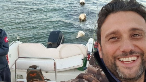 Vigile del fuoco regala gite in barca ai bambini autistici: “Grazie di cuore”