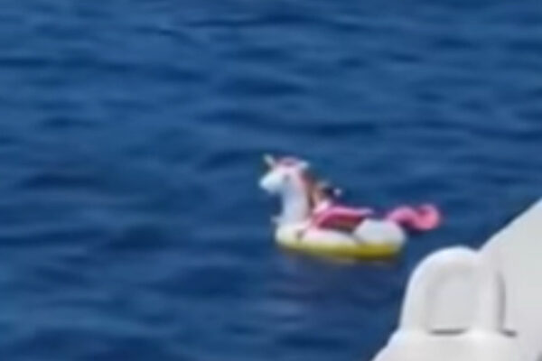 Grecia, le correnti la portano in mare aperto: bambina di 4 anni si salva con il suo unicorno gonfiabile